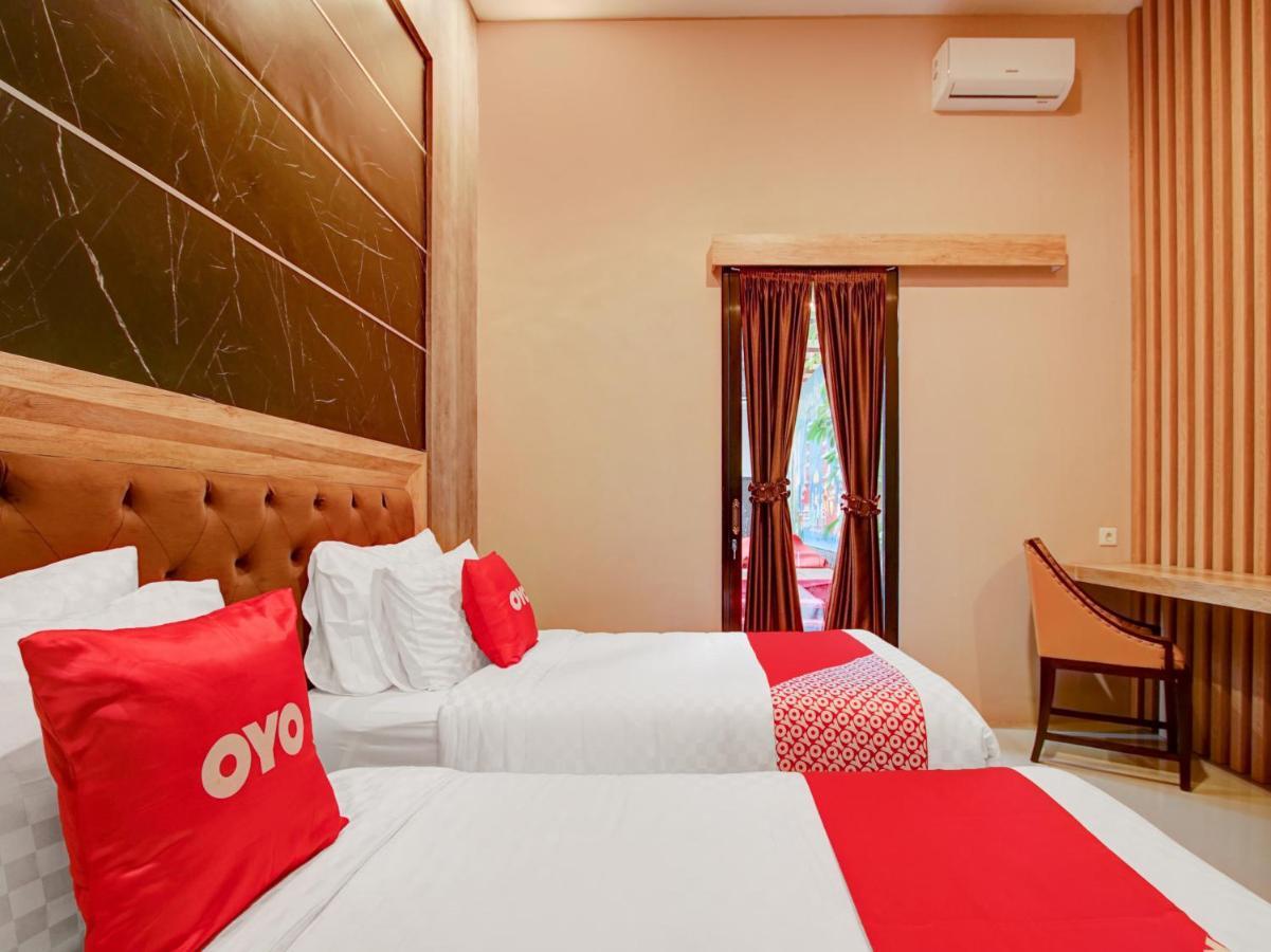 Capital O 90070 Giri Palma Hotel & Villas Malang Exteriör bild
