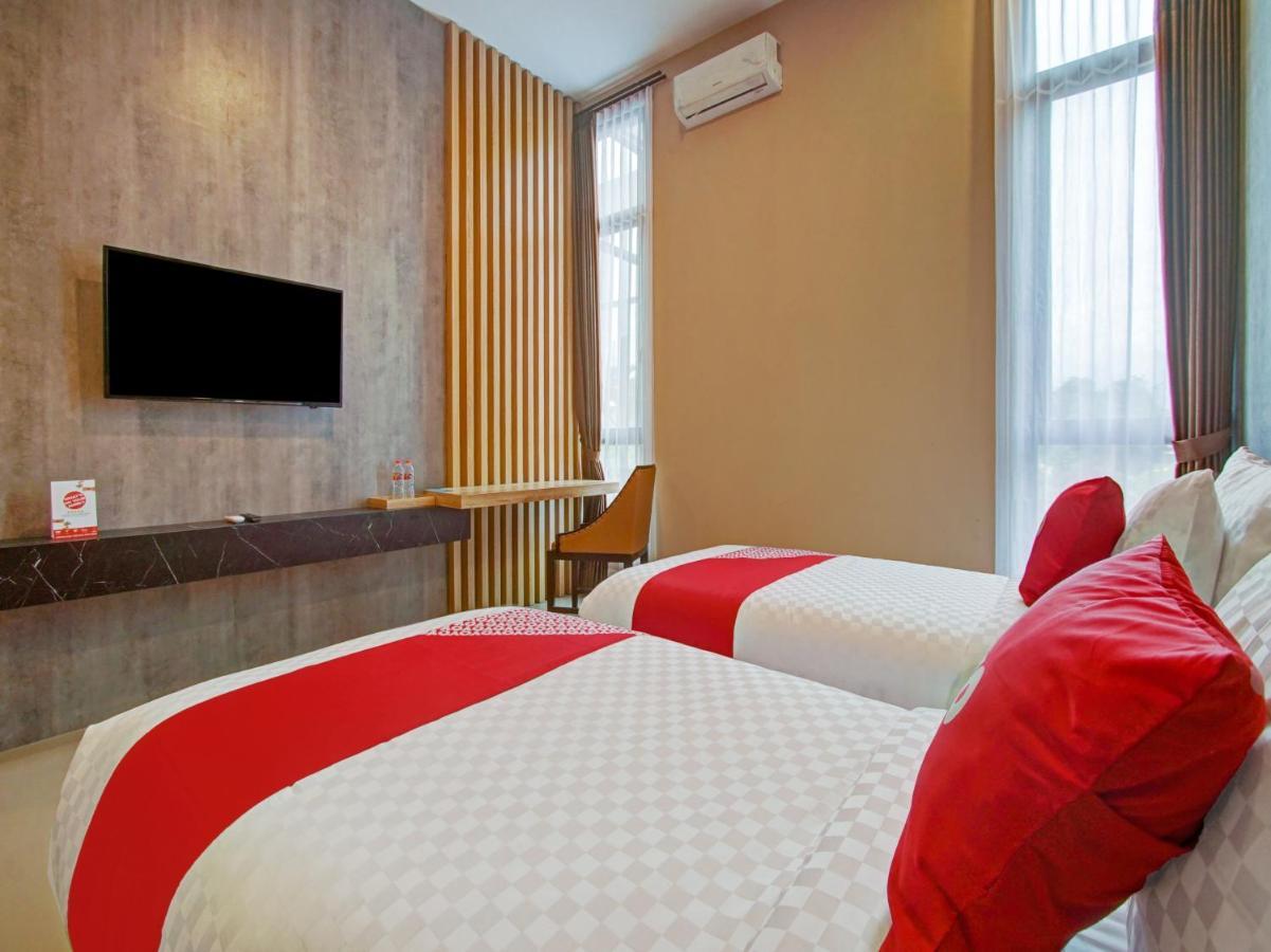 Capital O 90070 Giri Palma Hotel & Villas Malang Exteriör bild