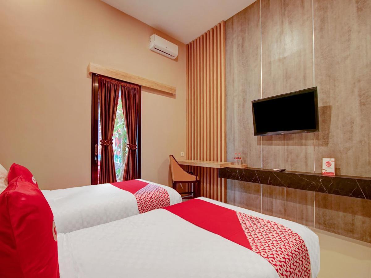 Capital O 90070 Giri Palma Hotel & Villas Malang Exteriör bild