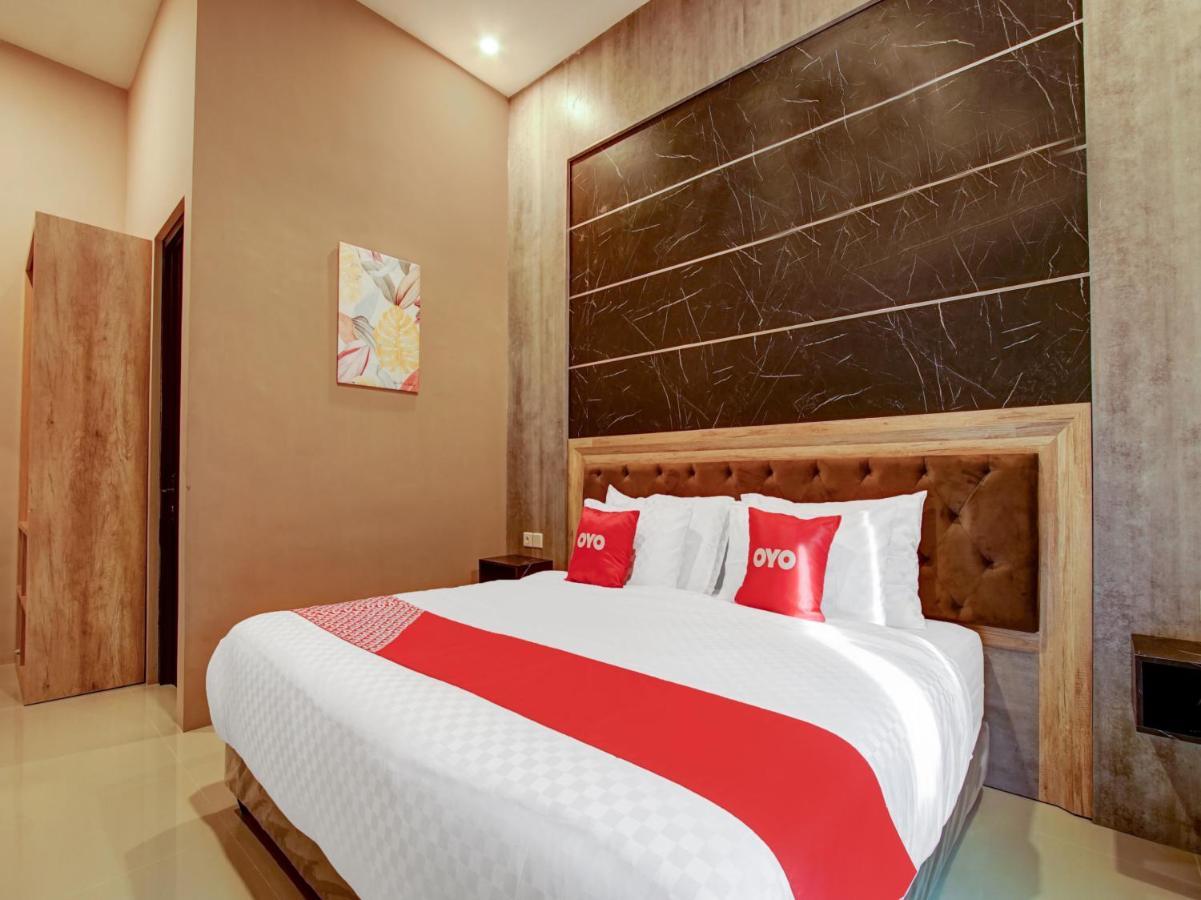Capital O 90070 Giri Palma Hotel & Villas Malang Exteriör bild